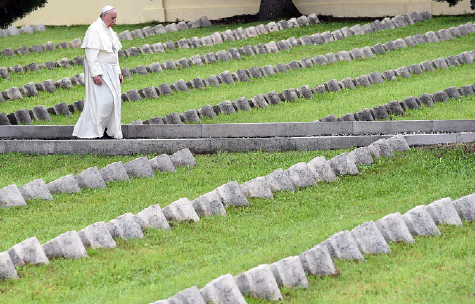 Papież: opłakiwać ofiary szaleństwa wojny