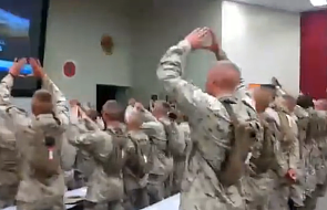 Wielbienie w wykonaniu amerykańskich żołnierzy