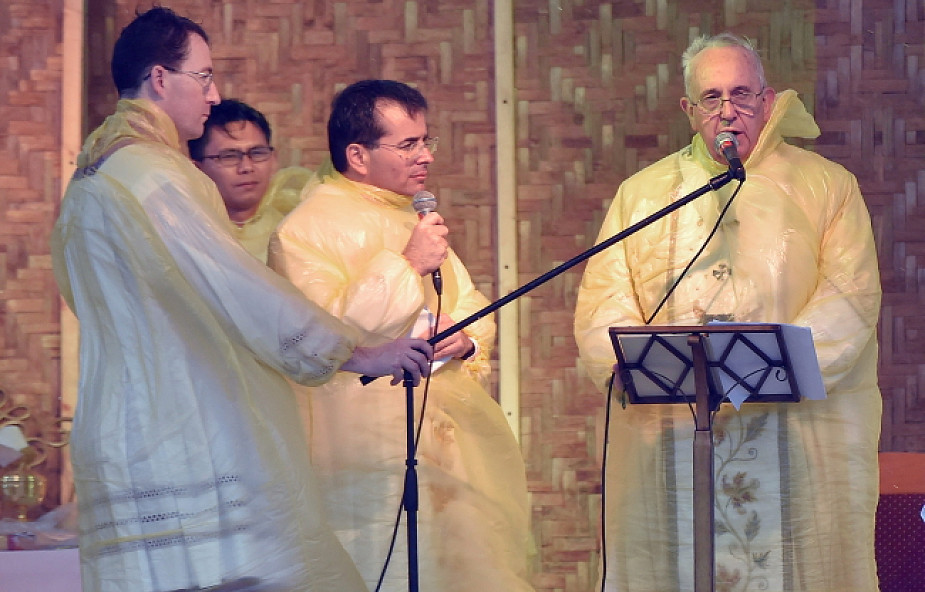 Modlitwa Franciszka w zniszczonym Tacloban