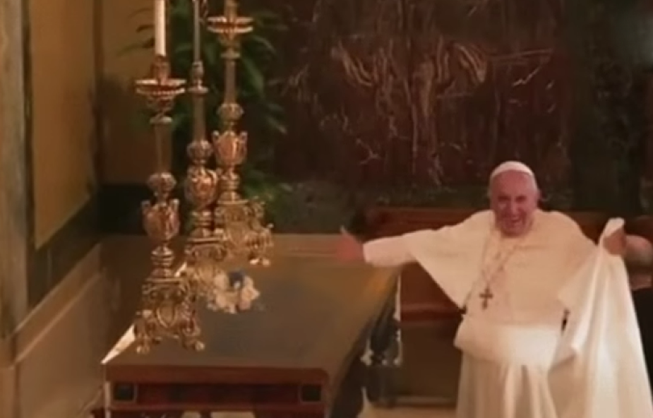 Takiego zachowania papieża przy ołtarzu nikt się nie spodziewał [WIDEO]