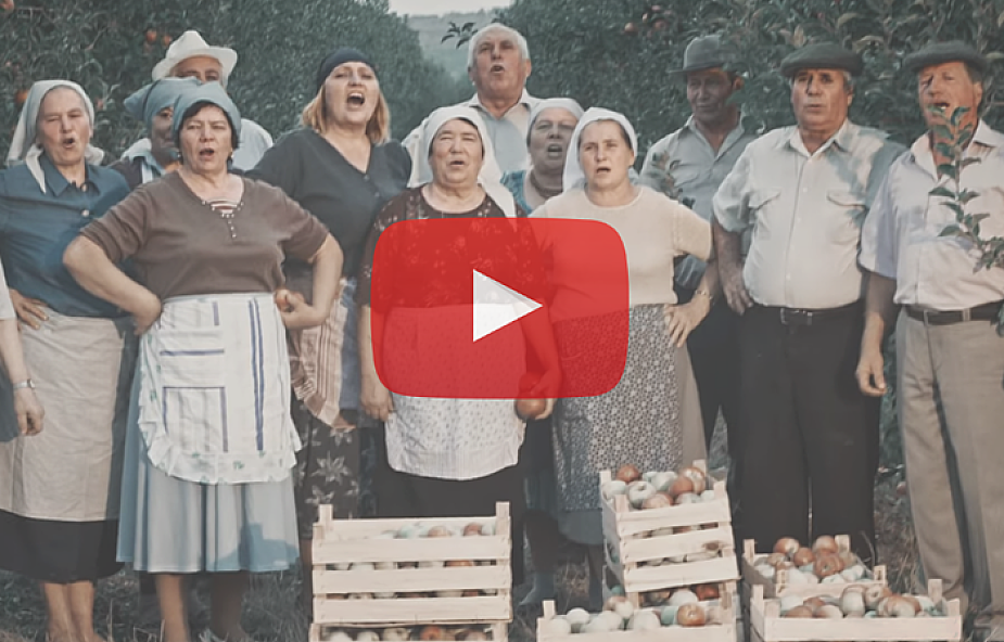 Rolnicy z Mołdawii śpiewają "The Show Must Go On" [WIDEO]