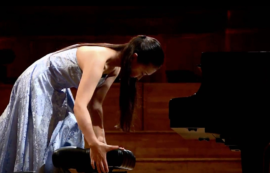 Co robi pianista na sekundę przed występem? [WIDEO]