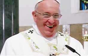 Zobacz rozbrajający śmiech Franciszka na Mszy