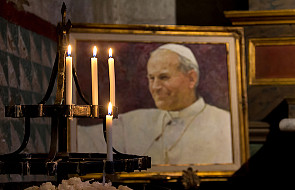 Msza i kwiaty przy grobie Jana Pawła II