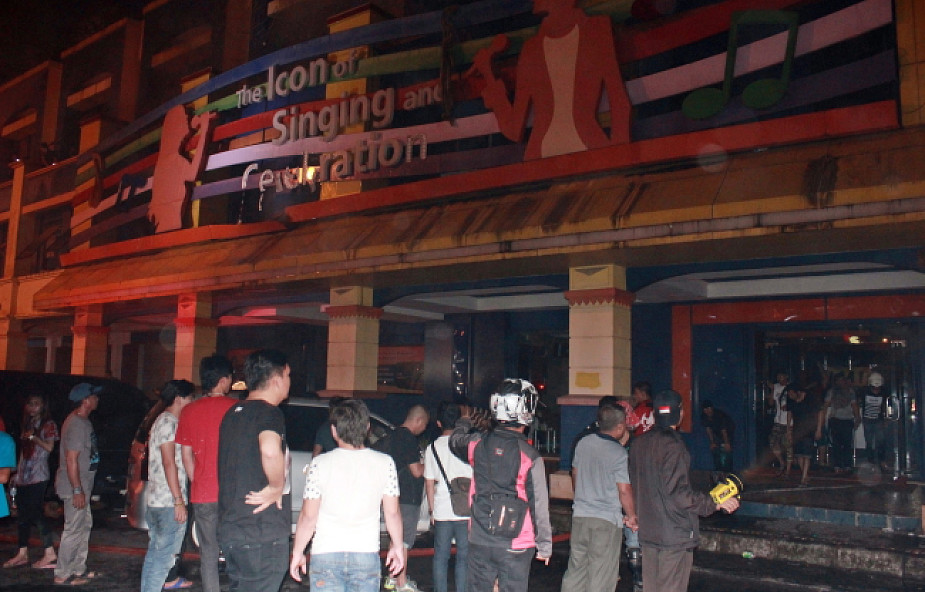 Indonezja: 17 osób zginęło w pożarze w klubie karaoke