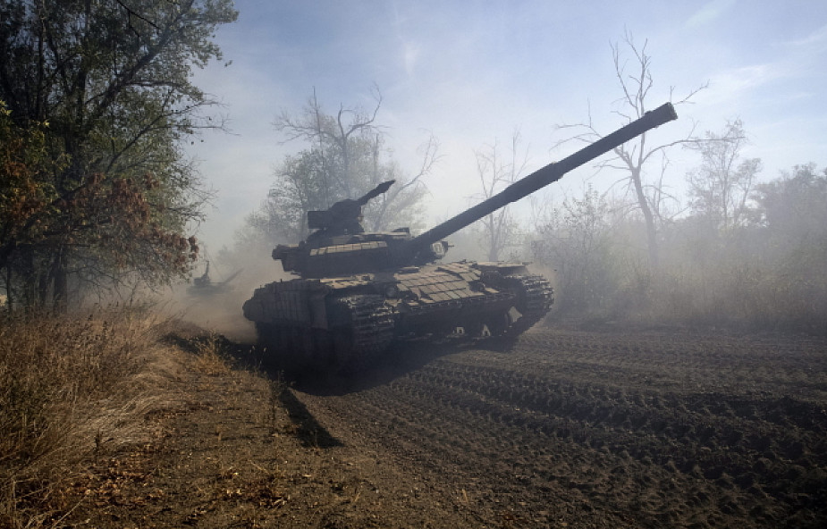 Czołgi odjeżdżają poza linię frontu w Donbasie