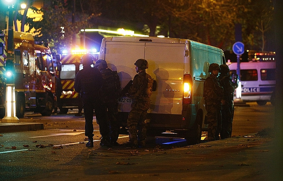 Paryż: Rośnie liczba ofiar, prezydent zamyka granice