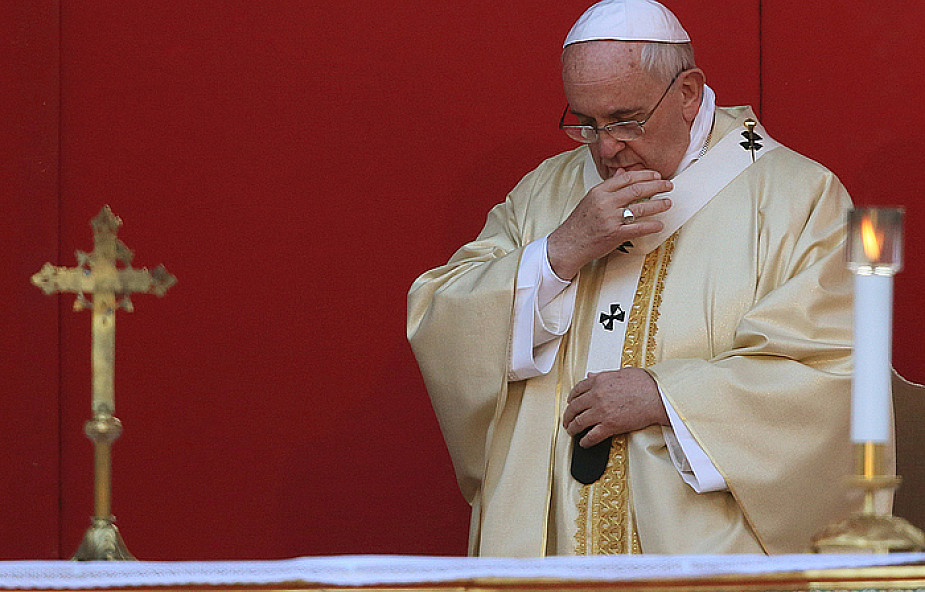 Papież modli się za swoich zmarłych poprzedników