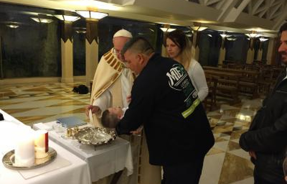 Papież ochrzcił syna pracownika służb oczyszczania miasta