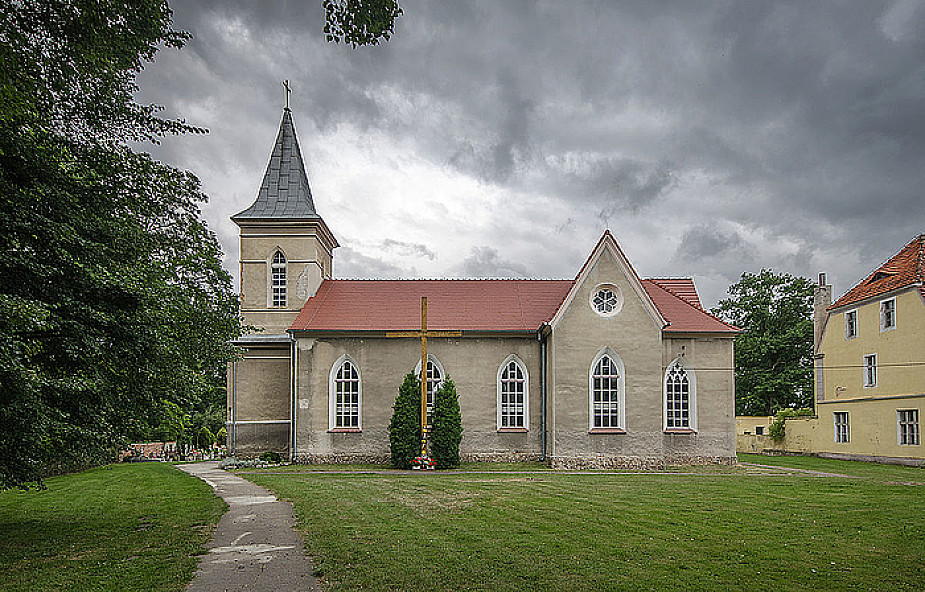 Kawice: sporfanowano kościół parafialny