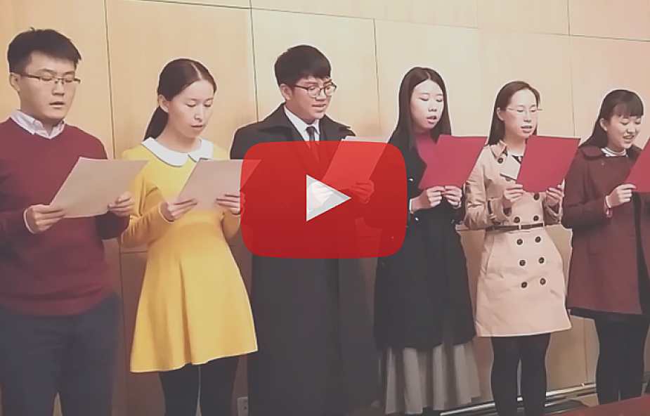 Studenci polonistyki z Pekinu śpiewają piosenkę Czerwonych Gitar [WIDEO]