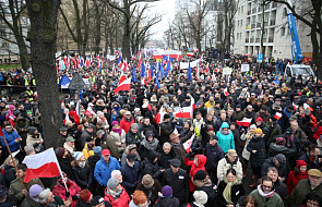 Warszawa: Rozpoczyna się marsz w obronie demokracji