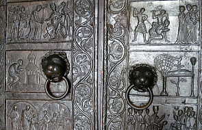 Prymas otworzył najstarsze w Polsce Drzwi Święte