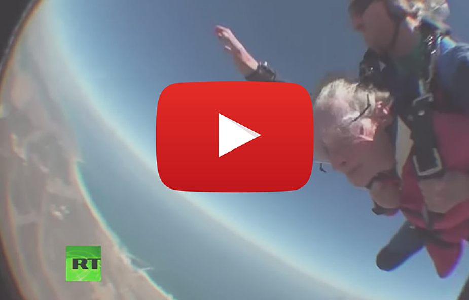 100-latka skoczyła ze spadochronem