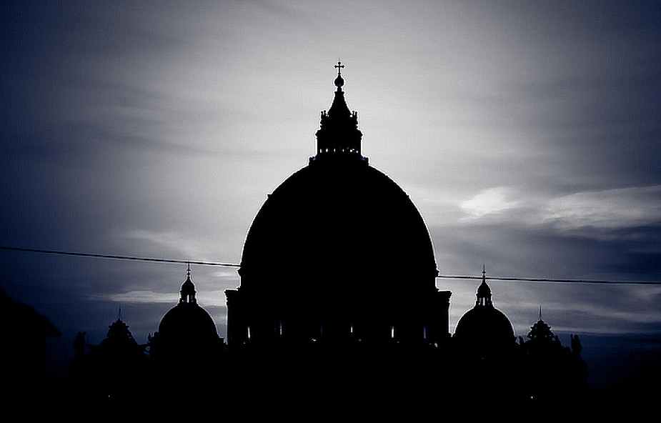 Dziś Bazylika św. Piotra bez oświetlenia