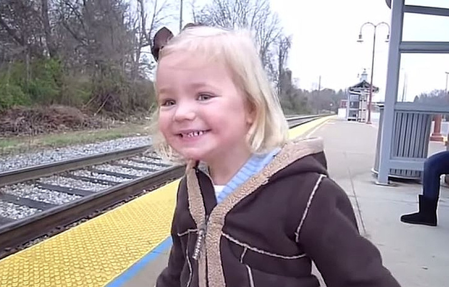 Pierwszy raz w życiu zobaczyła pociąg [WIDEO]