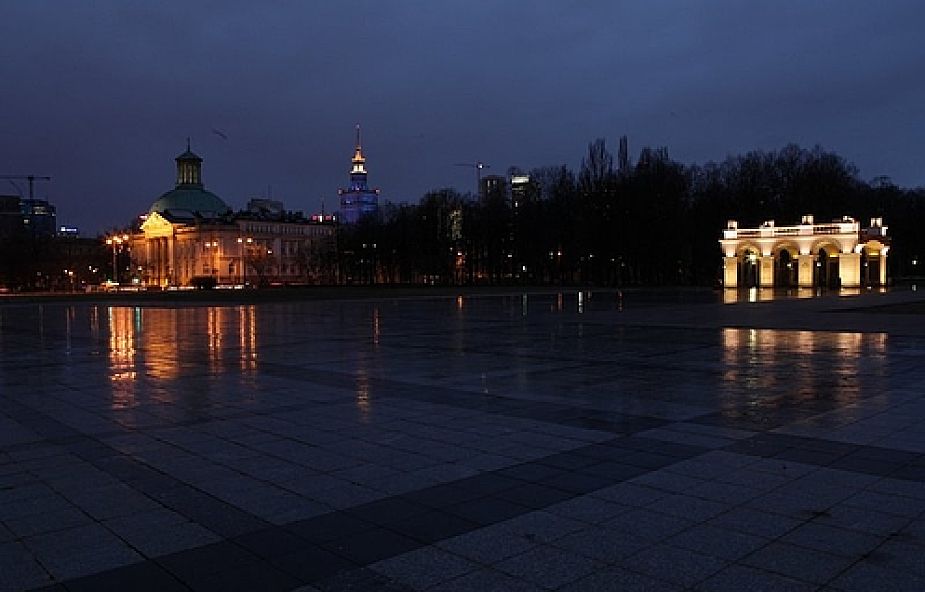 2.04 - "21:37"  Plac Piłsudskiego w Warszawie