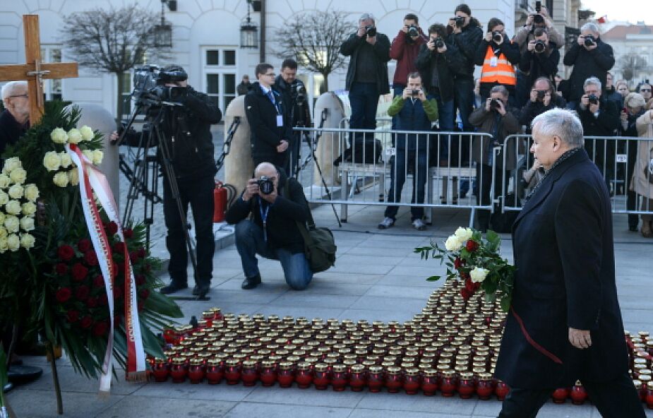 Politycy PiS złożyli kwiaty przed Pałacem Prezydenckim