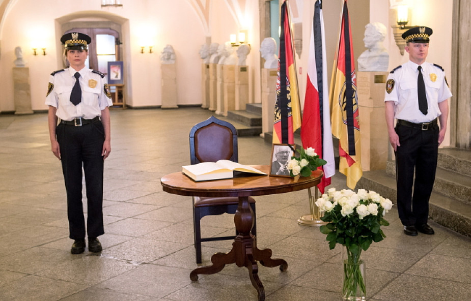Merkel i Kopacz wpisały się do księgi kondolencyjnej