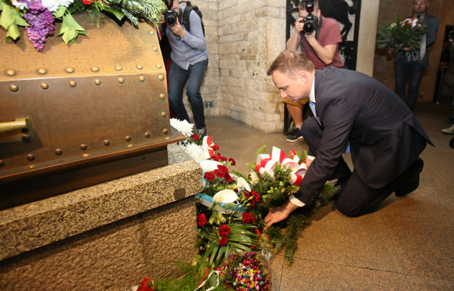 A. Duda złożył kwiaty na trumnie Józefa Piłsudskiego na Wawelu