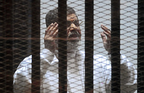 Egipt: b. prezydent Mursi skazany na śmierć