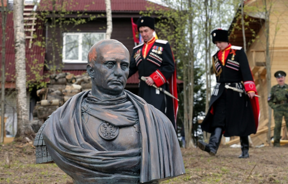 Rosja: pod Petersburgiem stanął pomnik Putina