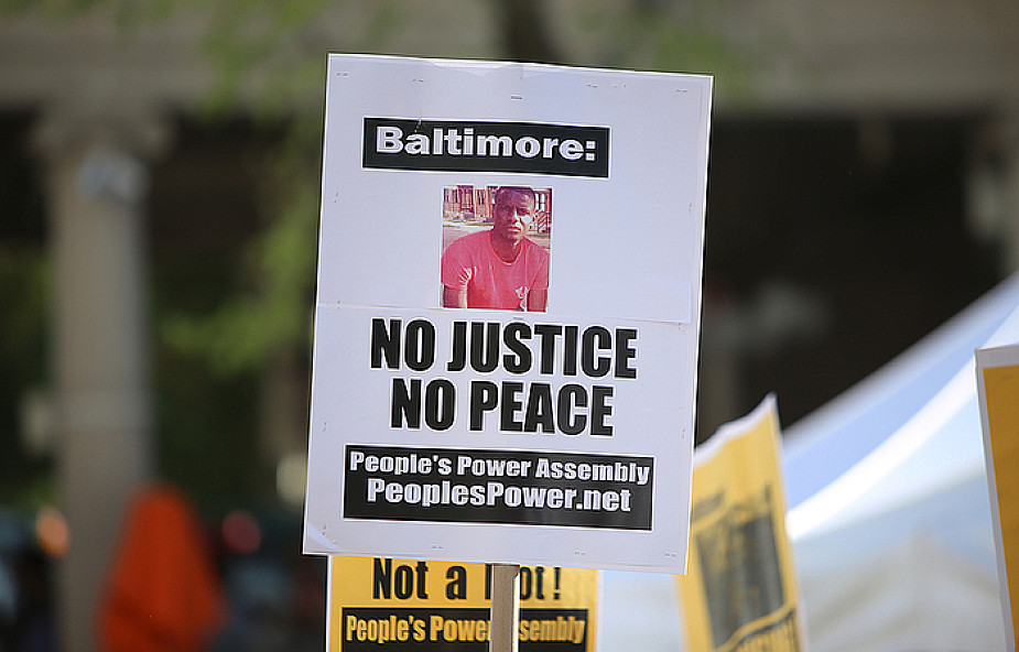 Policjanci z Baltimore formalnie oskarżeni o śmierć Afroamerykanina