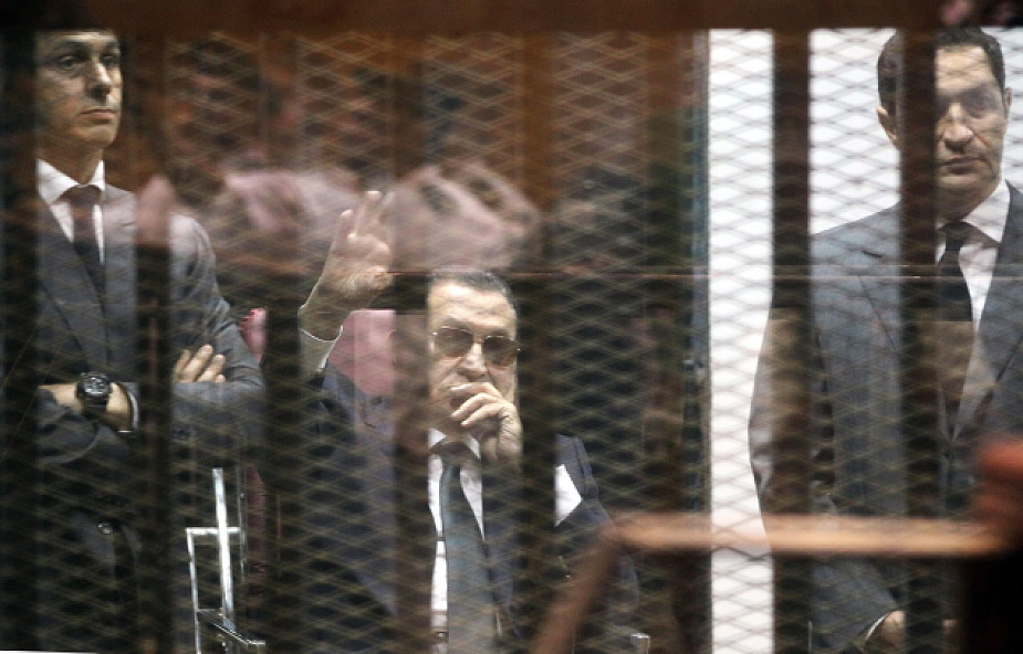 Mubarak i jego synowie skazani na trzy lata więzienia