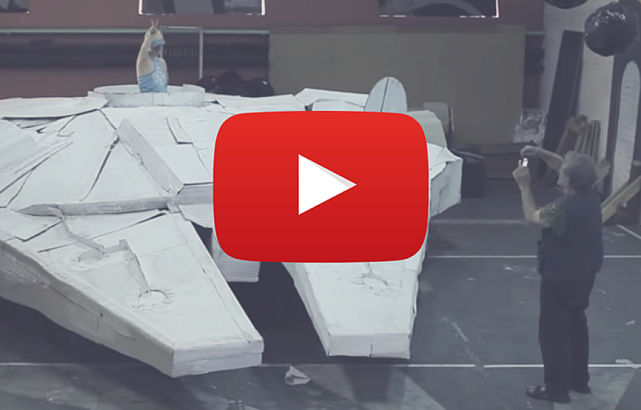 Ojciec i syn zbudowali z kartonu gigantyczny statek kosmiczny [VIDEO]