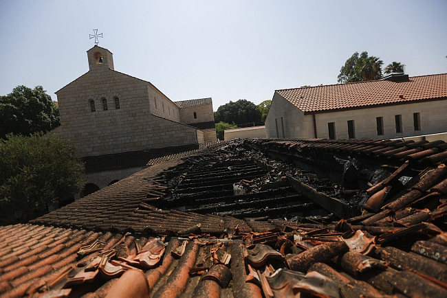 Spłonął Kościół Rozmnożenia Chleba w Tabdze. Zobacz zdjęcia zniszczonej Świątyni - zdjęcie w treści artykułu