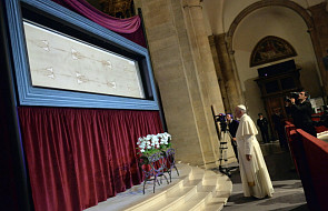 Franciszek modlił się przed Całunem Turyńskim