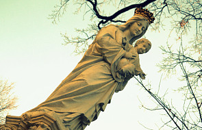 "Maryja prowadzi nas pod sztandar krzyża"