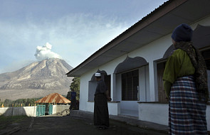 Ewakuacja ludzi po erupcji wulkanu Sinabung