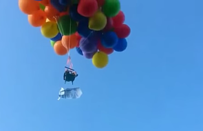 Przeleciał nad miastem na krześle z setką balonów
