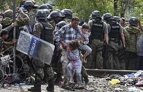 Tysiące migrantów przedarły się z Grecji do Macedonii