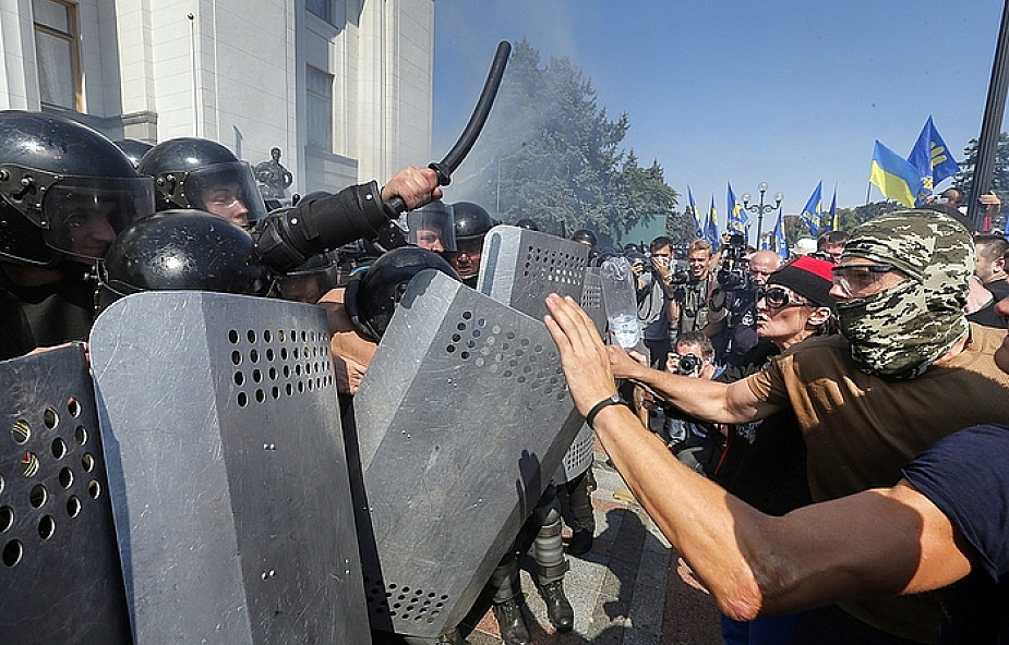 Mer Kijowa o ofiarach starć przed parlamentem