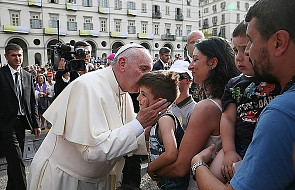 Rodzina uchodźców pożegnała papieża przed wylotem