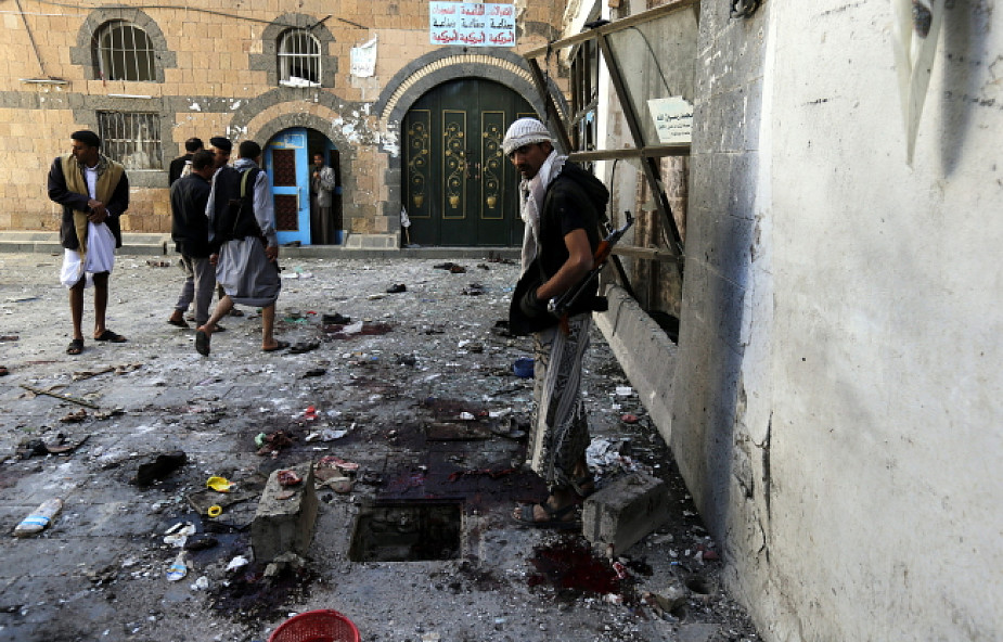 Jemen: Krwawy zamach bombowy w meczecie
