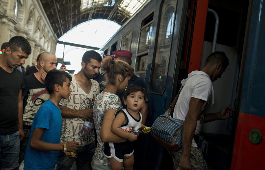 Węgry: wpuszczono imigrantów na dworzec