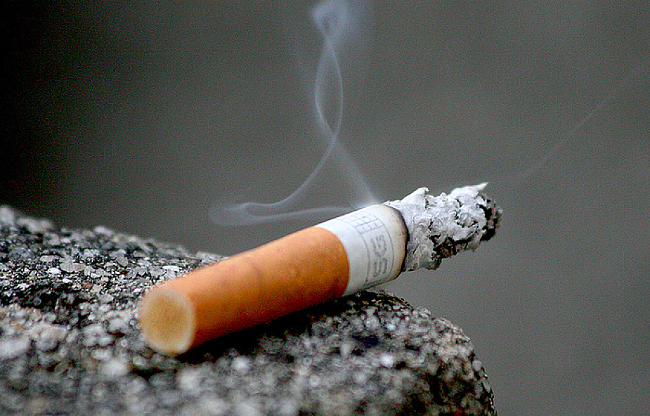 Rzym: 150-200 € kary za rzucenie niedopałka papierosa