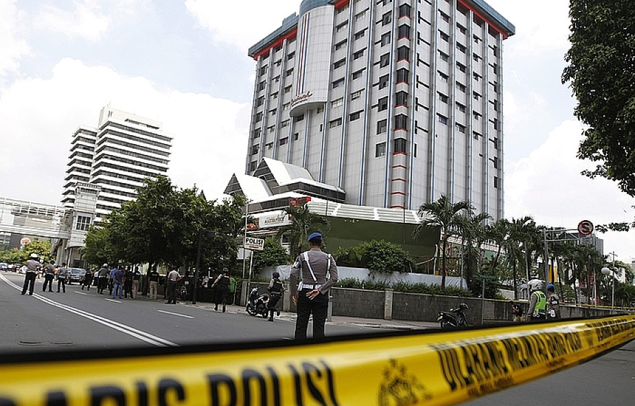 Indonezja: kilka eksplozji i strzały w centrum Dżakarty