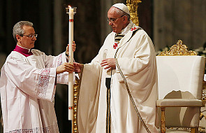 Zamieszanie wokół szat liturgicznych Papieża
