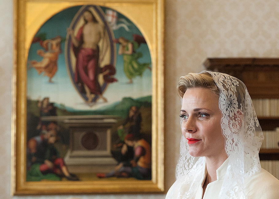 Dlaczego księżna Monako była ubrana na biało? - zdjęcie w treści artykułu nr 1