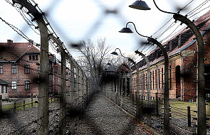 Auschwitz: hołd byłych więźniów pod Ścianą Straceń