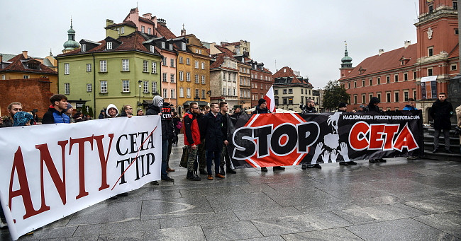 W Warszawie odbyły się protesty przeciwników CETA - zdjęcie w treści artykułu