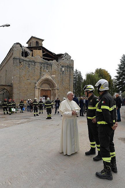 Włochy: papież odwiedził miasto zniszczone przez katastrofę - zdjęcie w treści artykułu nr 3
