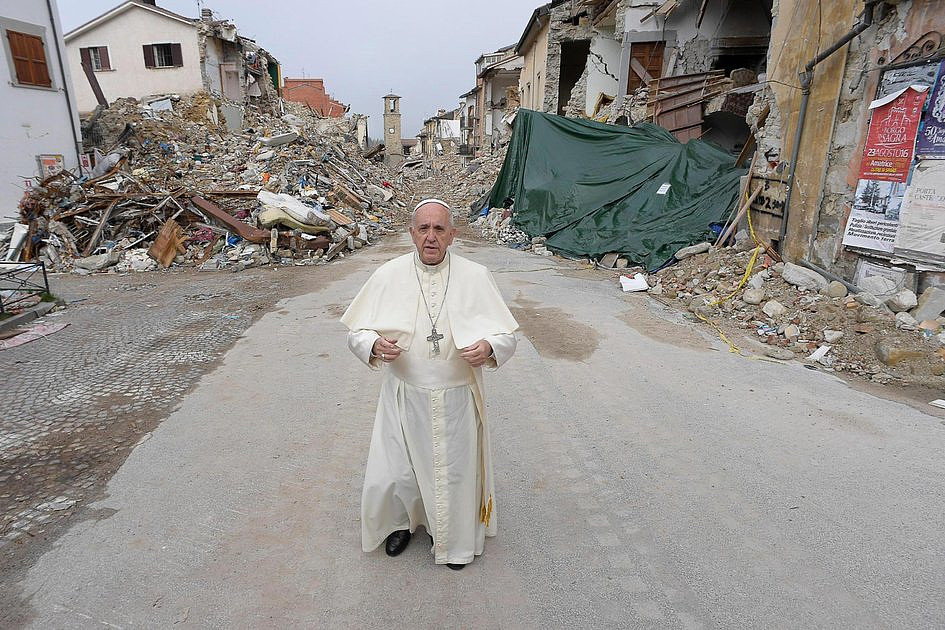 Włochy: papież odwiedził miasto zniszczone przez katastrofę - zdjęcie w treści artykułu nr 1