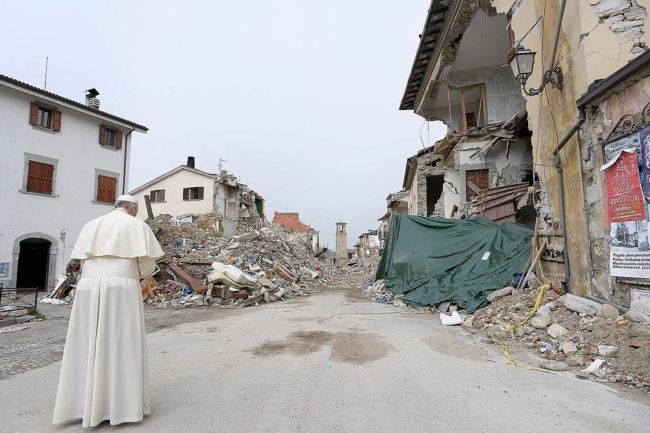 Włochy: papież odwiedził miasto zniszczone przez katastrofę - zdjęcie w treści artykułu nr 2