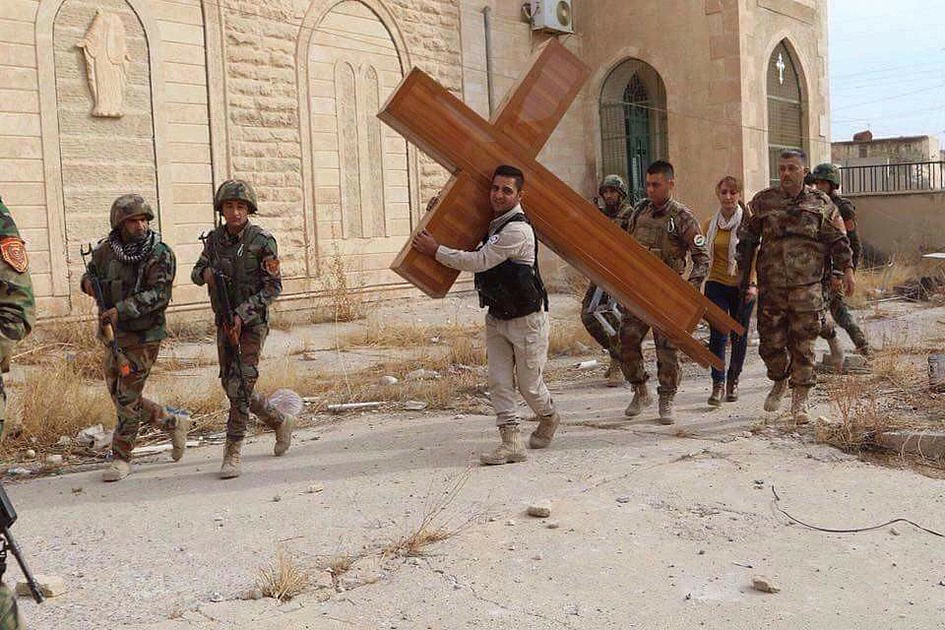 Irak: katolicy wracają do zniszczonego kościoła - zdjęcie w treści artykułu