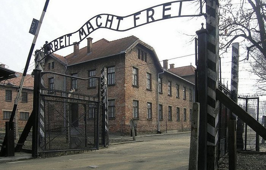 2 turystom z Portugalii grozi więzienie za niszczenie Muzeum Auschwitz